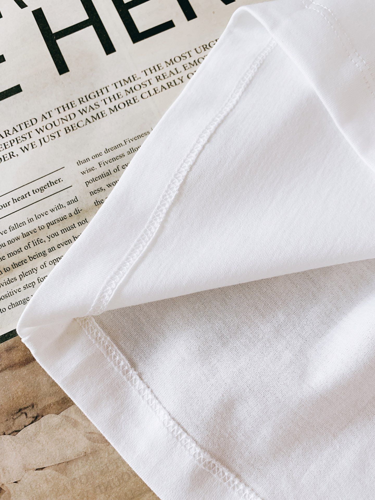 Celine 赛琳 2026SS春夏新品经典凯旋门印花短袖👕采用重磅双纱精梳棉打造，水洗做旧面料软糯厚实