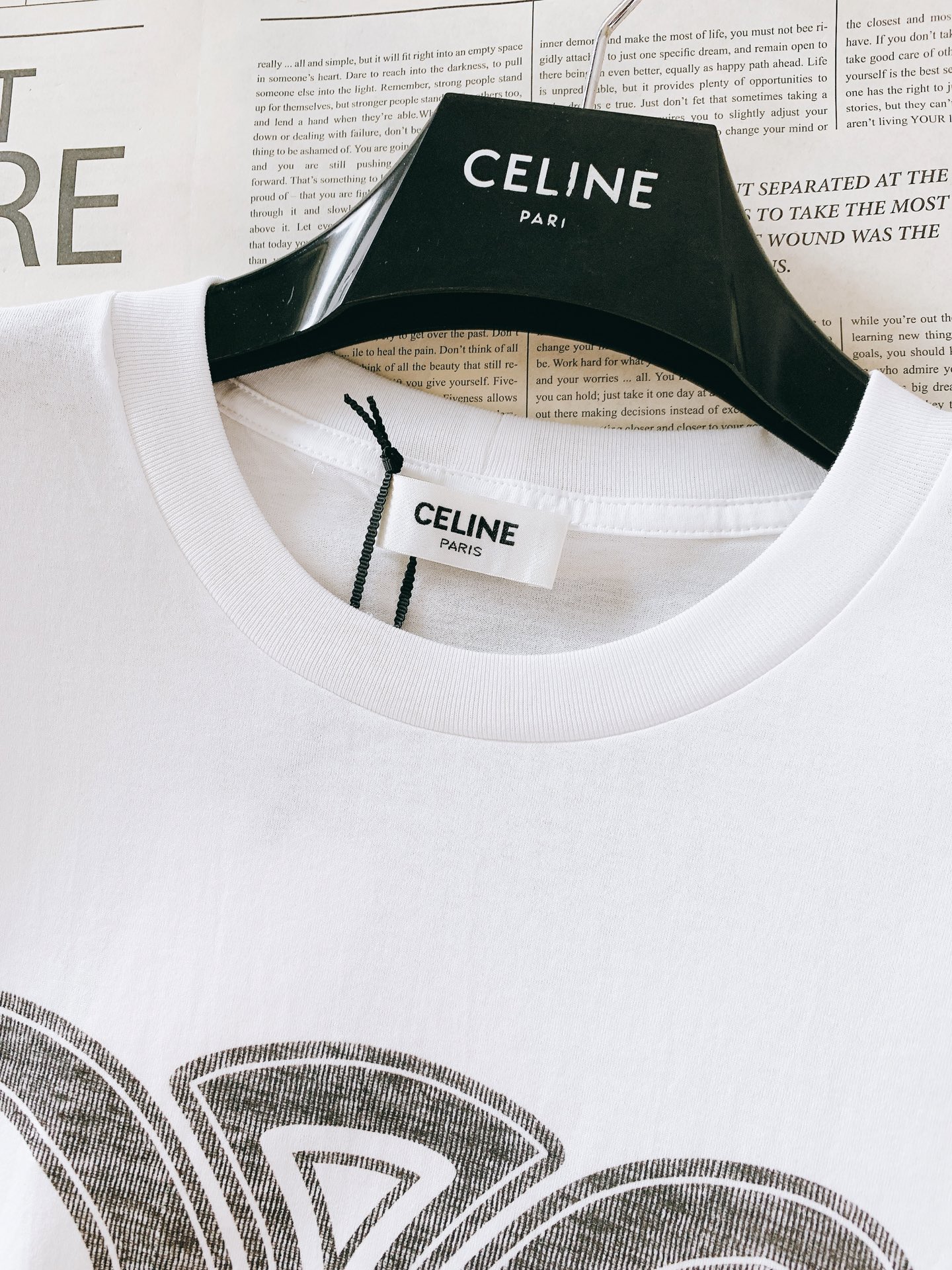 Celine 赛琳 2026SS春夏新品经典凯旋门印花短袖👕采用重磅双纱精梳棉打造，水洗做旧面料软糯厚实
