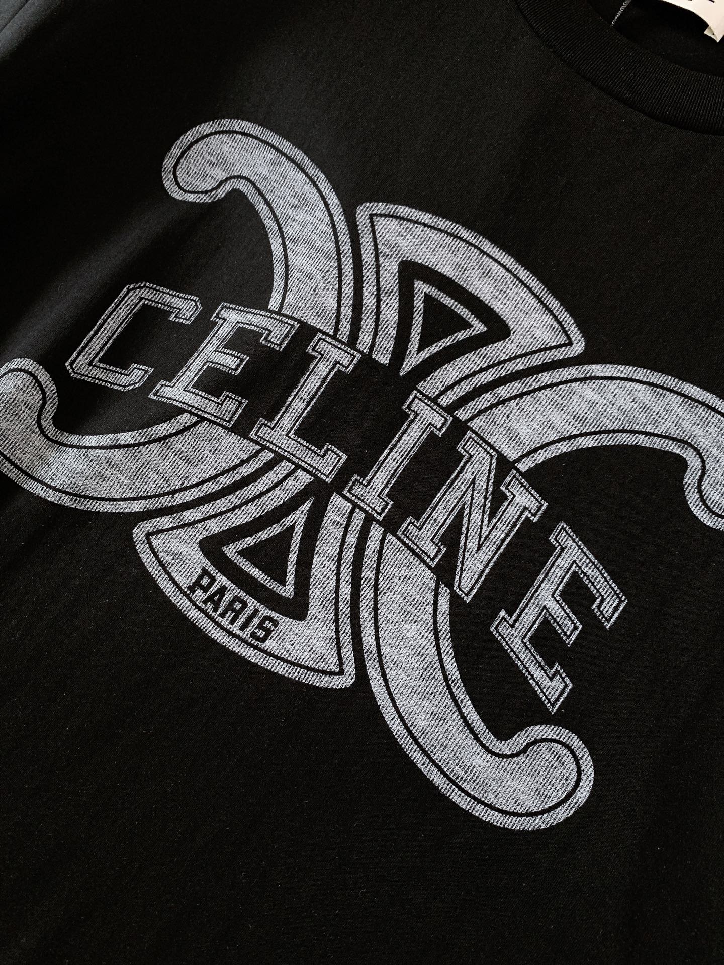 Celine 赛琳 2026SS春夏新品经典凯旋门印花短袖👕采用重磅双纱精梳棉打造，水洗做旧面料软糯厚实