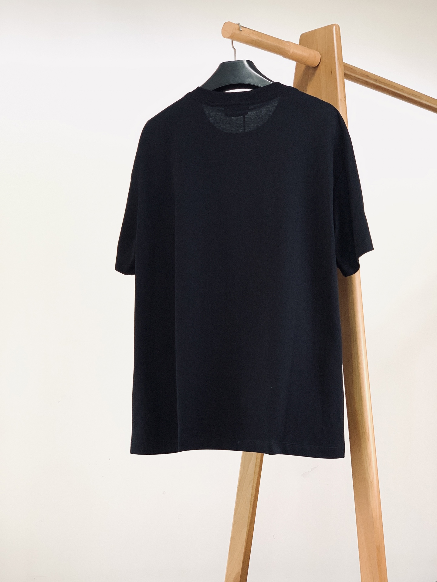 Celine 赛琳 2026SS春夏新品经典凯旋门印花短袖👕采用重磅双纱精梳棉打造，水洗做旧面料软糯厚实