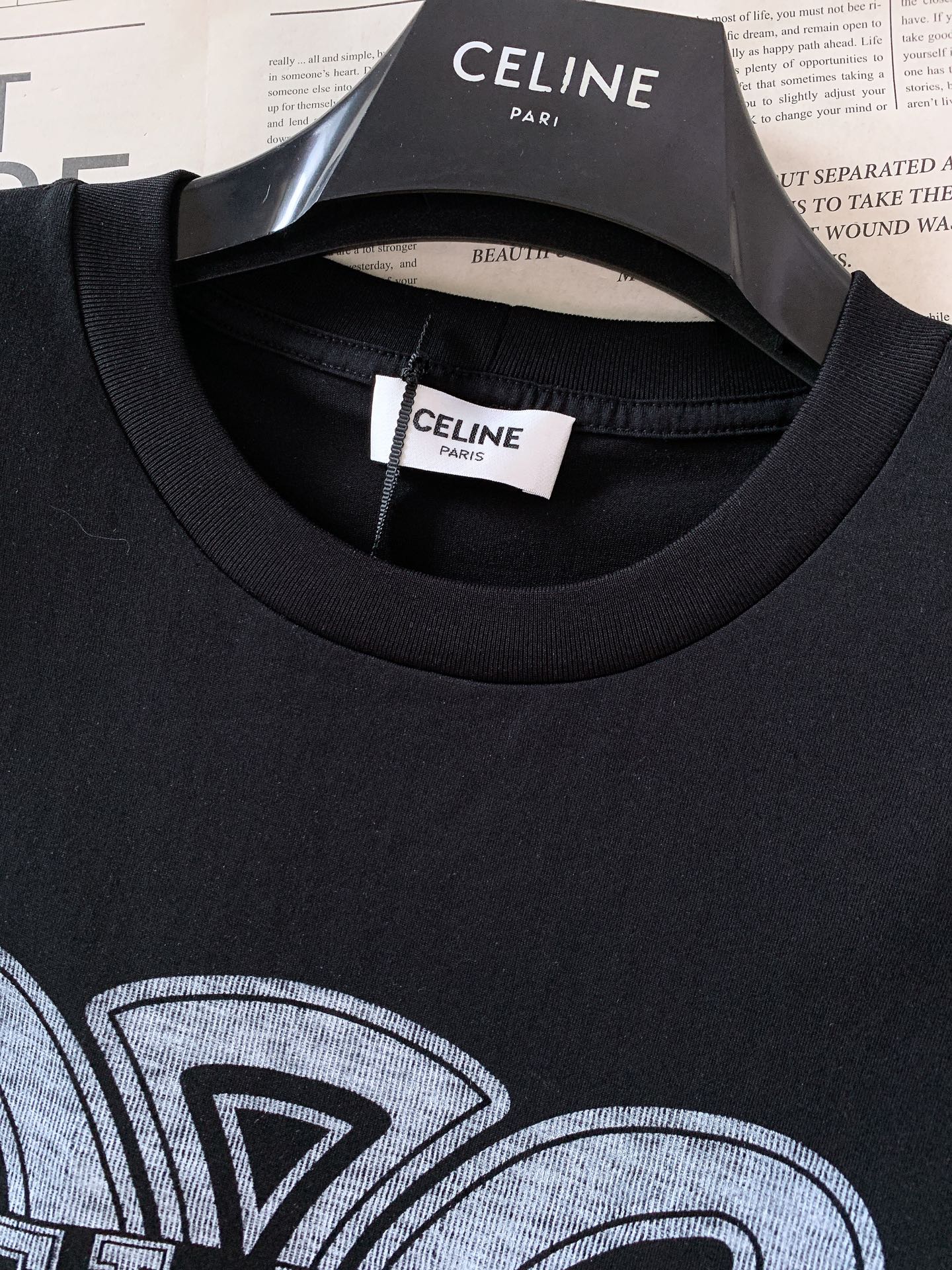 Celine 赛琳 2026SS春夏新品经典凯旋门印花短袖👕采用重磅双纱精梳棉打造，水洗做旧面料软糯厚实