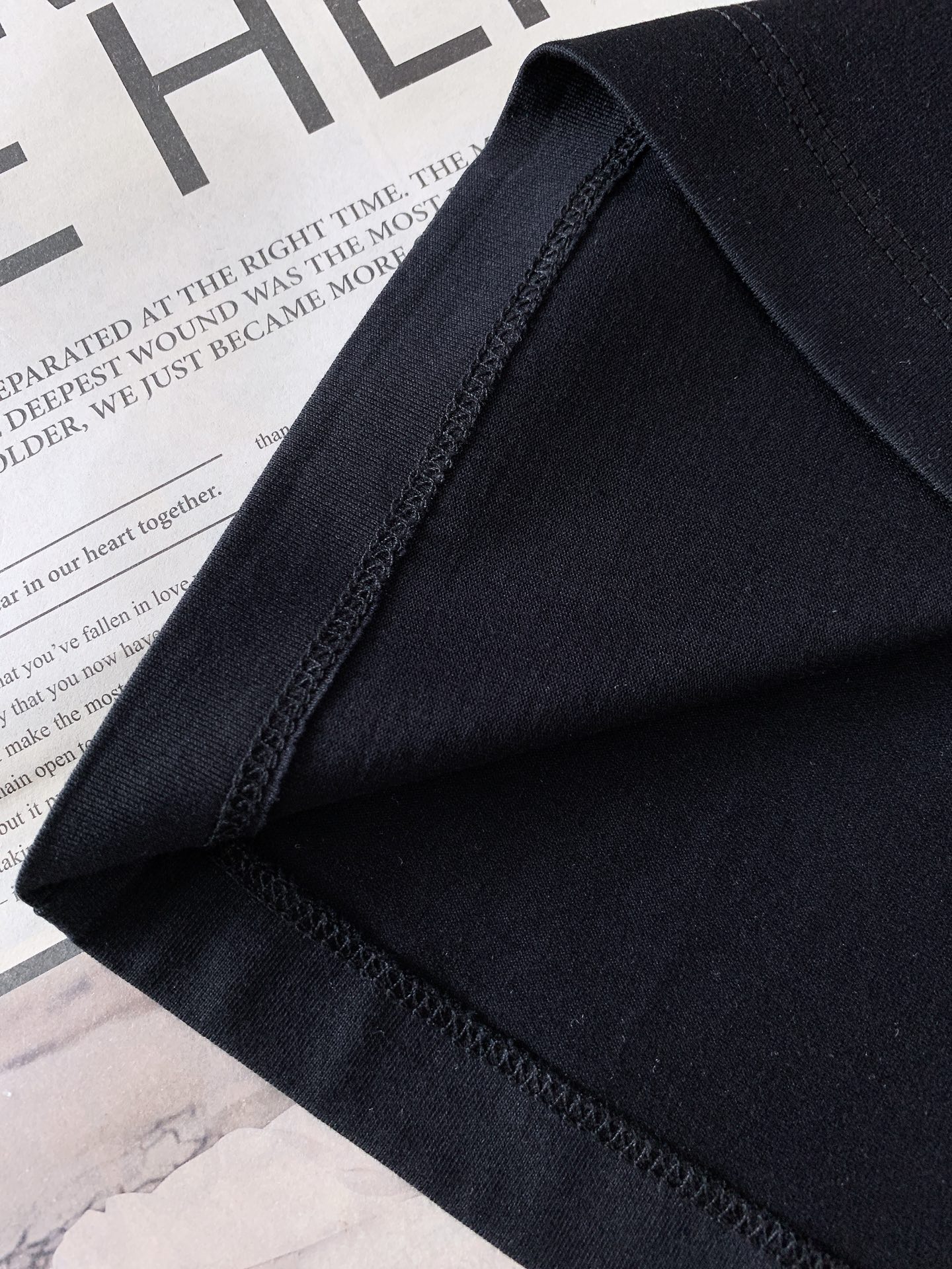 Celine 赛琳 2026SS春夏新品经典凯旋门印花短袖👕采用重磅双纱精梳棉打造，水洗做旧面料软糯厚实