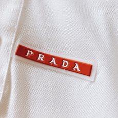 Prada 普拉达 2026SS春夏新品经典红标硅胶Polo衫👕甄选高支珠地网眼棉打造,蜂窝状肌理透气排 Prada 普拉达 2026SS春夏新品经典红标硅胶Polo衫👕甄选高支珠地网眼棉打造,蜂窝状肌理透气排