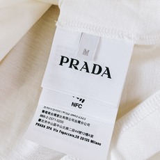 Prada 普拉达 2026SS春夏新品经典红标硅胶Polo衫👕甄选高支珠地网眼棉打造,蜂窝状肌理透气排 Prada 普拉达 2026SS春夏新品经典红标硅胶Polo衫👕甄选高支珠地网眼棉打造,蜂窝状肌理透气排