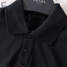Prada 普拉达 2026SS春夏新品经典红标硅胶Polo衫👕甄选高支珠地网眼棉打造,蜂窝状肌理透气排 Prada 普拉达 2026SS春夏新品经典红标硅胶Polo衫👕甄选高支珠地网眼棉打造,蜂窝状肌理透气排