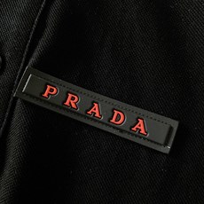 Prada 普拉达 2026SS春夏新品经典红标硅胶Polo衫👕甄选高支珠地网眼棉打造,蜂窝状肌理透气排 Prada 普拉达 2026SS春夏新品经典红标硅胶Polo衫👕甄选高支珠地网眼棉打造,蜂窝状肌理透气排