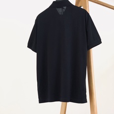 Prada 普拉达 2026SS春夏新品经典红标硅胶Polo衫👕甄选高支珠地网眼棉打造,蜂窝状肌理透气排 Prada 普拉达 2026SS春夏新品经典红标硅胶Polo衫👕甄选高支珠地网眼棉打造,蜂窝状肌理透气排