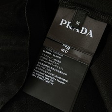 Prada 普拉达 2026SS春夏新品经典红标硅胶Polo衫👕甄选高支珠地网眼棉打造,蜂窝状肌理透气排 Prada 普拉达 2026SS春夏新品经典红标硅胶Polo衫👕甄选高支珠地网眼棉打造,蜂窝状肌理透气排