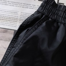 Prada 普拉达 2026SS春夏新品RE‑NYLON三角标直筒休闲裤👖采用品牌经典再生尼龙面料打造, Prada 普拉达 2026SS春夏新品RE‑NYLON三角标直筒休闲裤👖采用品牌经典再生尼龙面料打造,