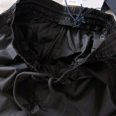 Prada 普拉达 2026SS春夏新品RE‑NYLON三角标直筒休闲裤👖采用品牌经典再生尼龙面料打造, Prada 普拉达 2026SS春夏新品RE‑NYLON三角标直筒休闲裤👖采用品牌经典再生尼龙面料打造,