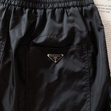 Prada 普拉达 2026SS春夏新品RE‑NYLON三角标直筒休闲裤👖采用品牌经典再生尼龙面料打造, Prada 普拉达 2026SS春夏新品RE‑NYLON三角标直筒休闲裤👖采用品牌经典再生尼龙面料打造,
