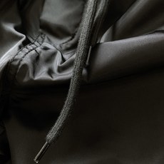 Prada 普拉达 2026SS春夏新品RE‑NYLON三角标直筒休闲裤👖采用品牌经典再生尼龙面料打造, Prada 普拉达 2026SS春夏新品RE‑NYLON三角标直筒休闲裤👖采用品牌经典再生尼龙面料打造,