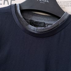 Prada 普拉达 2026SS春夏新品撞色假两件三角标短袖👕采用高支精梳长绒棉打造,软糯垂顺,透气抗皱 Prada 普拉达 2026SS春夏新品撞色假两件三角标短袖👕采用高支精梳长绒棉打造,软糯垂顺,透气抗皱
