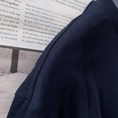 Prada 普拉达 2026SS春夏新品撞色假两件三角标短袖👕采用高支精梳长绒棉打造,软糯垂顺,透气抗皱 Prada 普拉达 2026SS春夏新品撞色假两件三角标短袖👕采用高支精梳长绒棉打造,软糯垂顺,透气抗皱