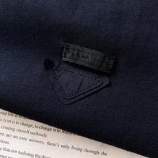 Prada 普拉达 2026SS春夏新品撞色假两件三角标短袖👕采用高支精梳长绒棉打造,软糯垂顺,透气抗皱 Prada 普拉达 2026SS春夏新品撞色假两件三角标短袖👕采用高支精梳长绒棉打造,软糯垂顺,透气抗皱