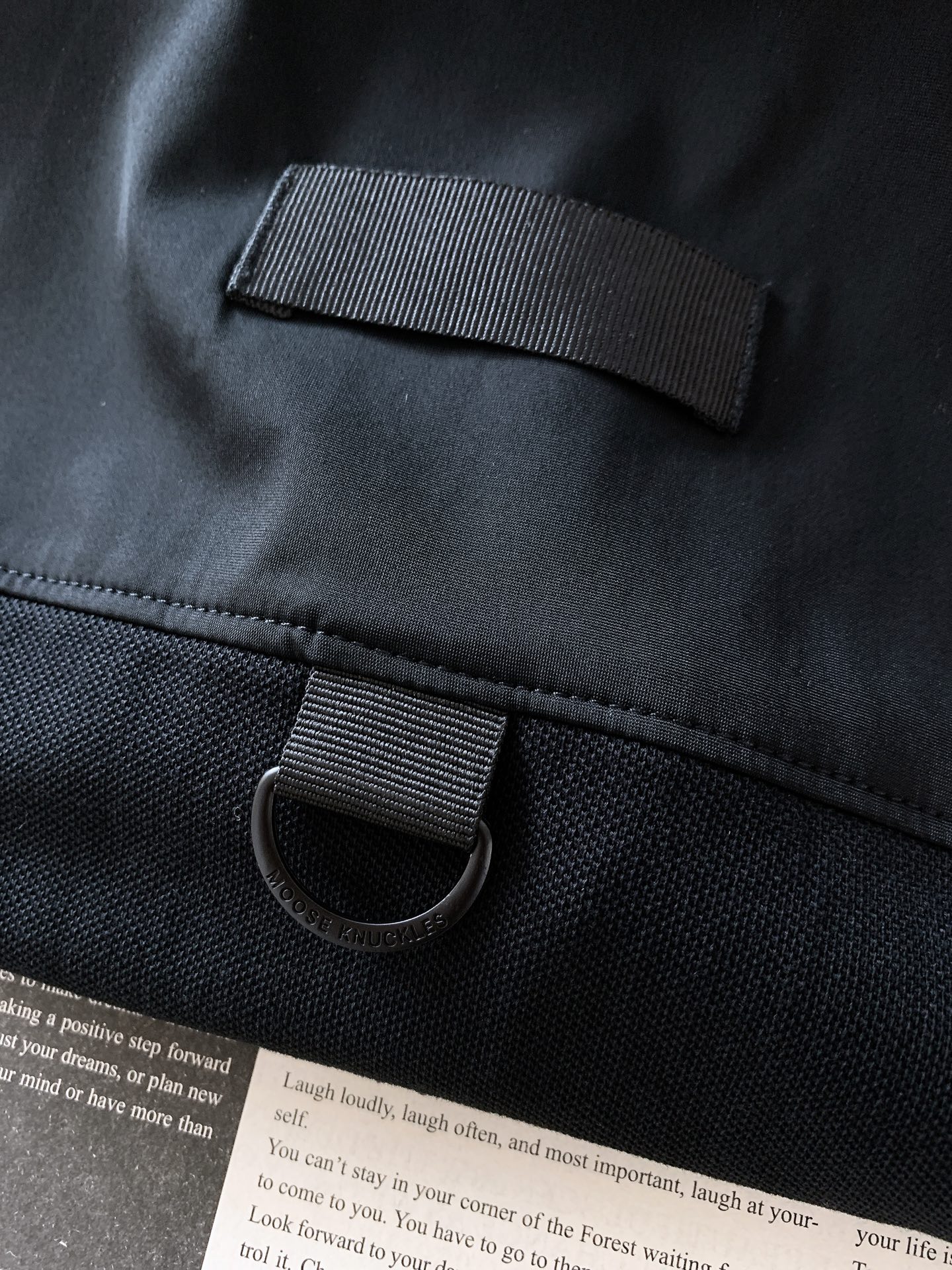 MOOSE KNUCKLES 剪刀✂️ 2026SS春夏新品半拉链机能Polo👕采用珠地网眼棉与机能面料
