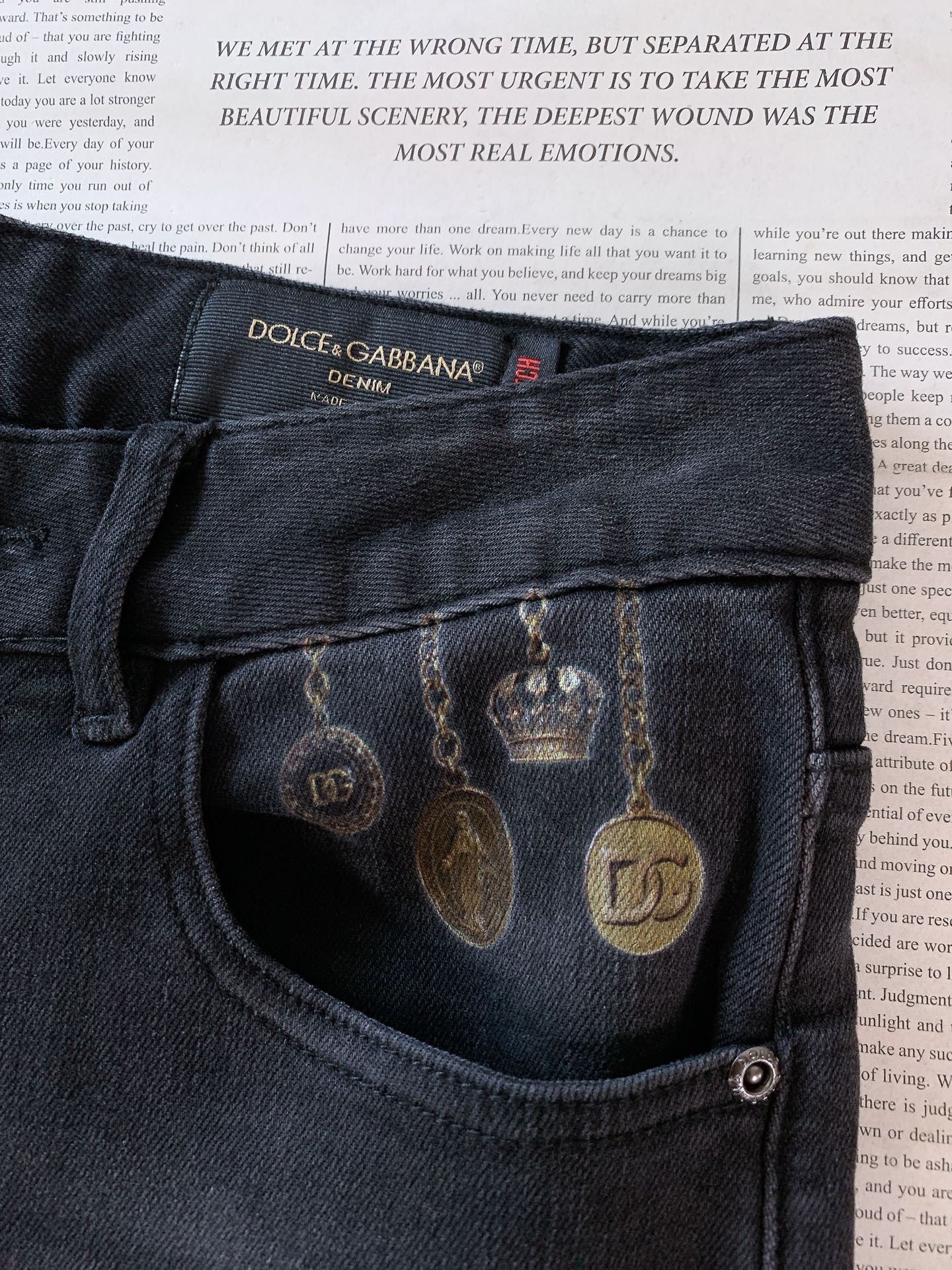 DOLCE&GABBANA 徽章印花直筒牛仔裤👖高支重磅牛仔布料，黑灰水洗做旧质感出众微弹面料舒适不束缚