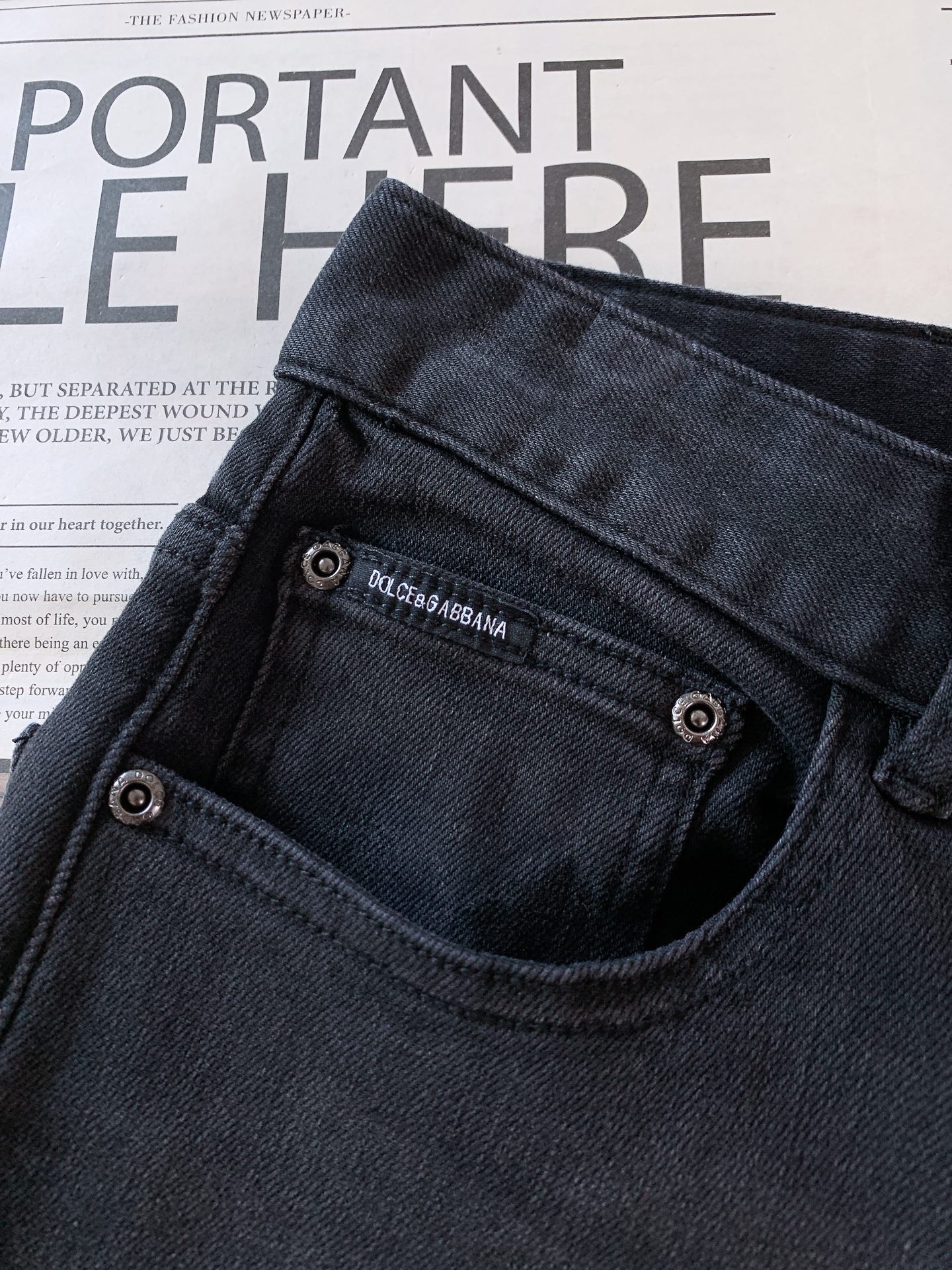 DOLCE&GABBANA 徽章印花直筒牛仔裤👖高支重磅牛仔布料，黑灰水洗做旧质感出众微弹面料舒适不束缚