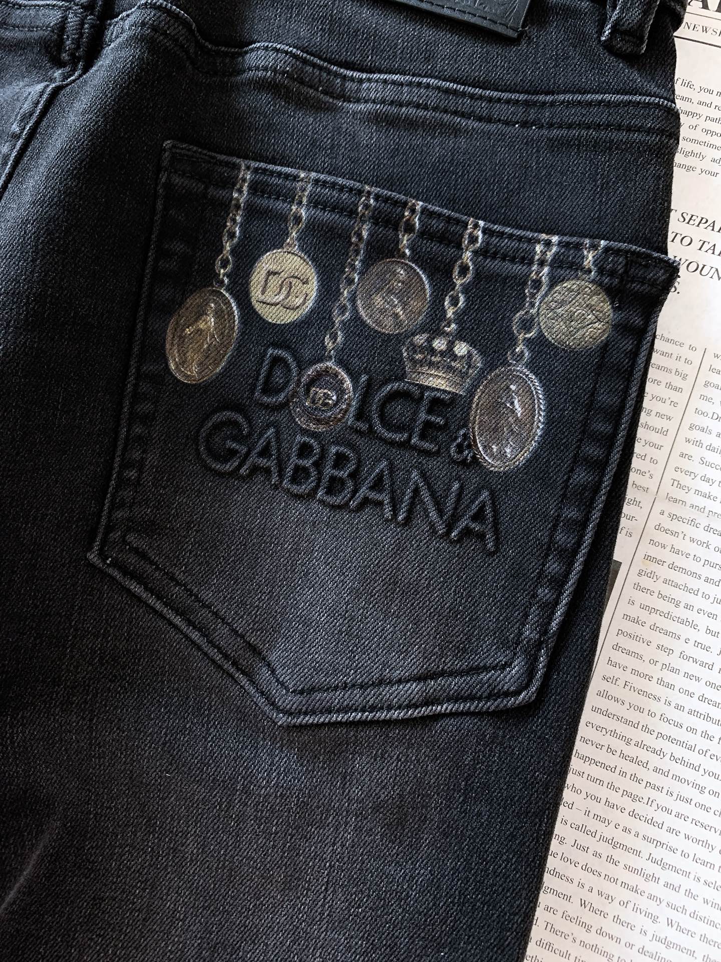 DOLCE&GABBANA 徽章印花直筒牛仔裤👖高支重磅牛仔布料，黑灰水洗做旧质感出众微弹面料舒适不束缚