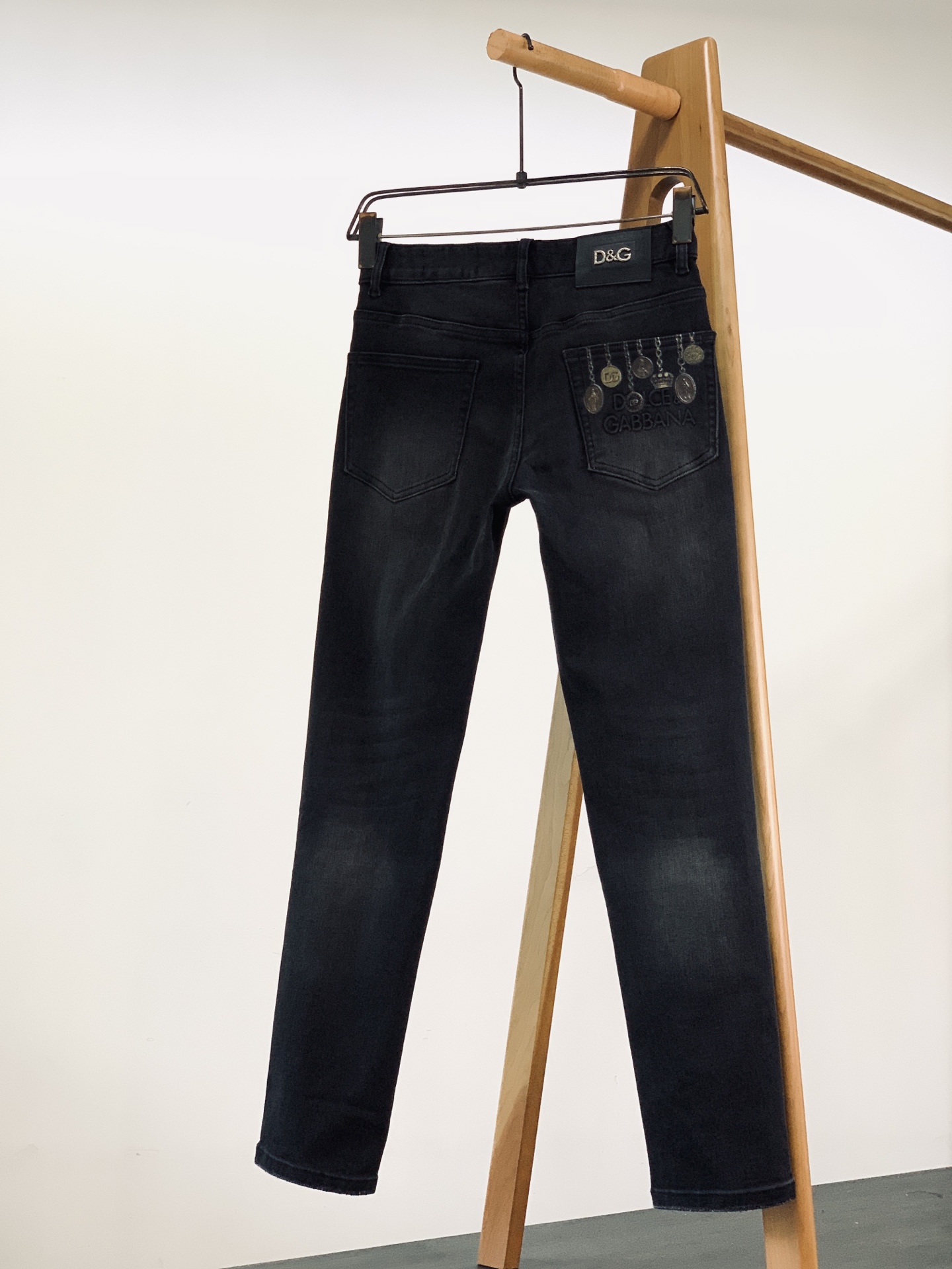 DOLCE&GABBANA 徽章印花直筒牛仔裤👖高支重磅牛仔布料，黑灰水洗做旧质感出众微弹面料舒适不束缚