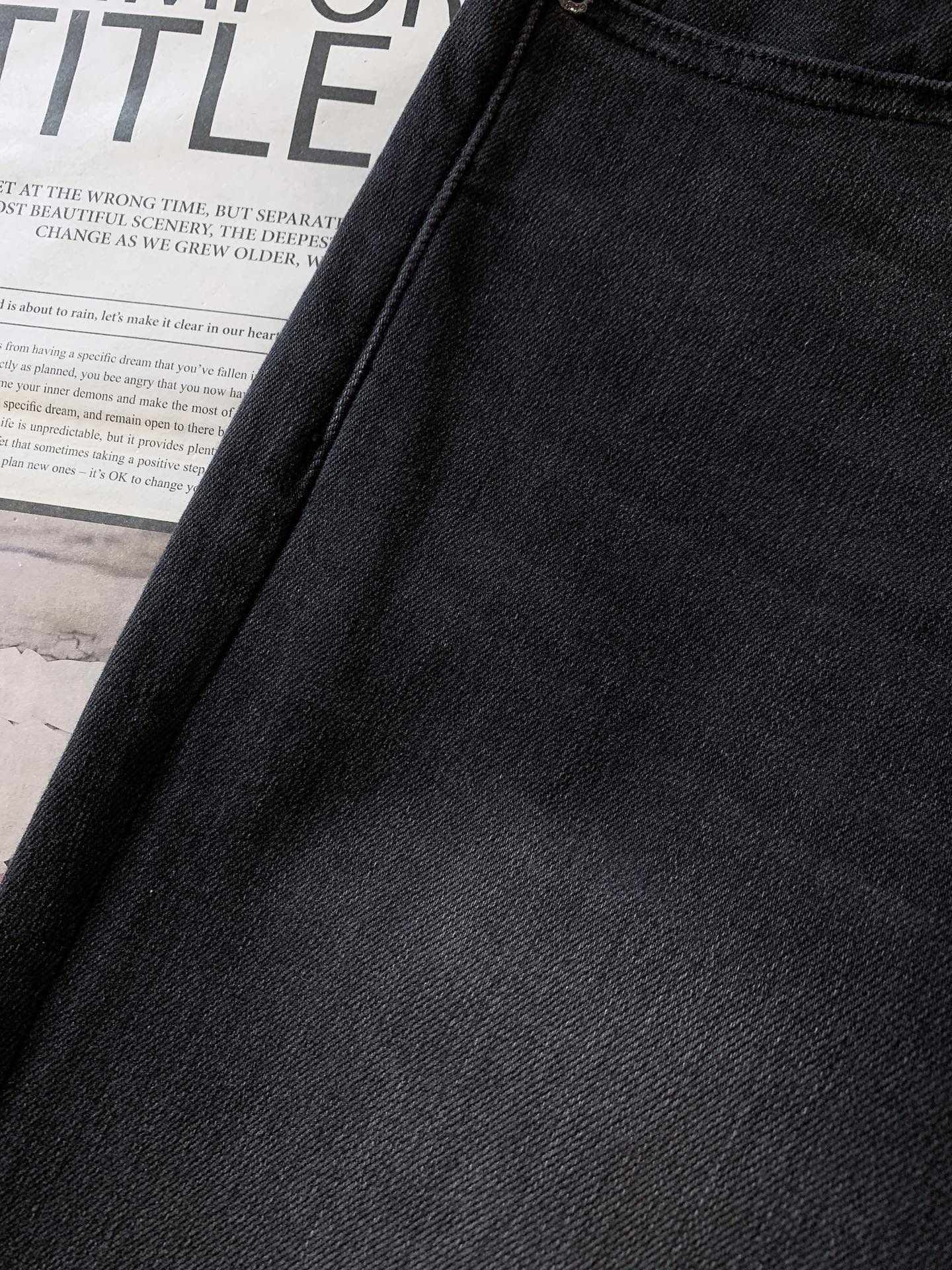 DOLCE&GABBANA 徽章印花直筒牛仔裤👖高支重磅牛仔布料，黑灰水洗做旧质感出众微弹面料舒适不束缚