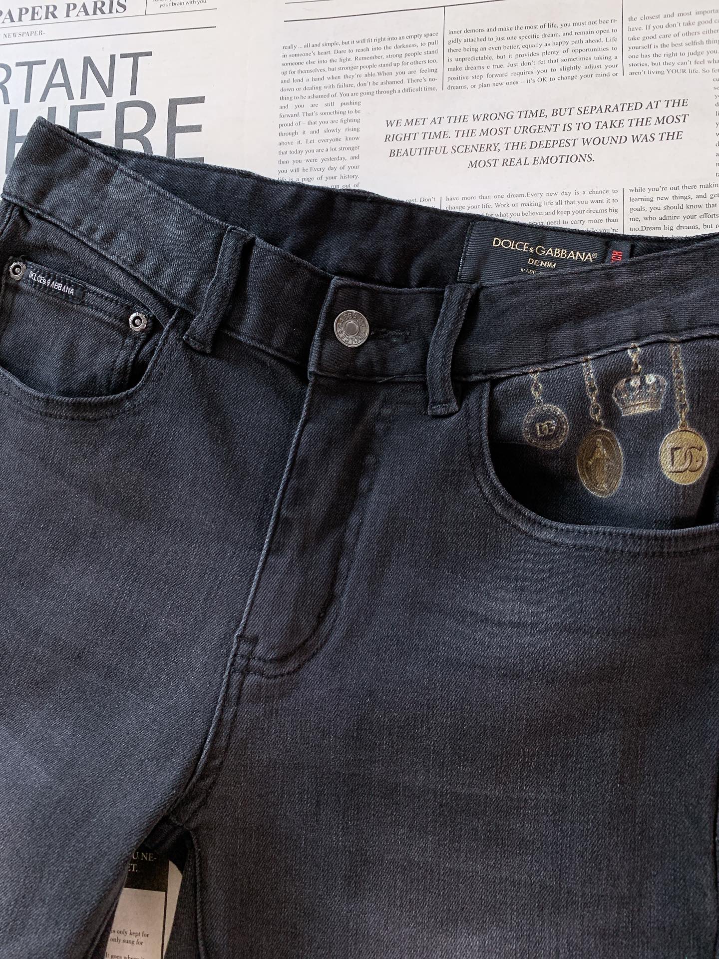 DOLCE&GABBANA 徽章印花直筒牛仔裤👖高支重磅牛仔布料，黑灰水洗做旧质感出众微弹面料舒适不束缚