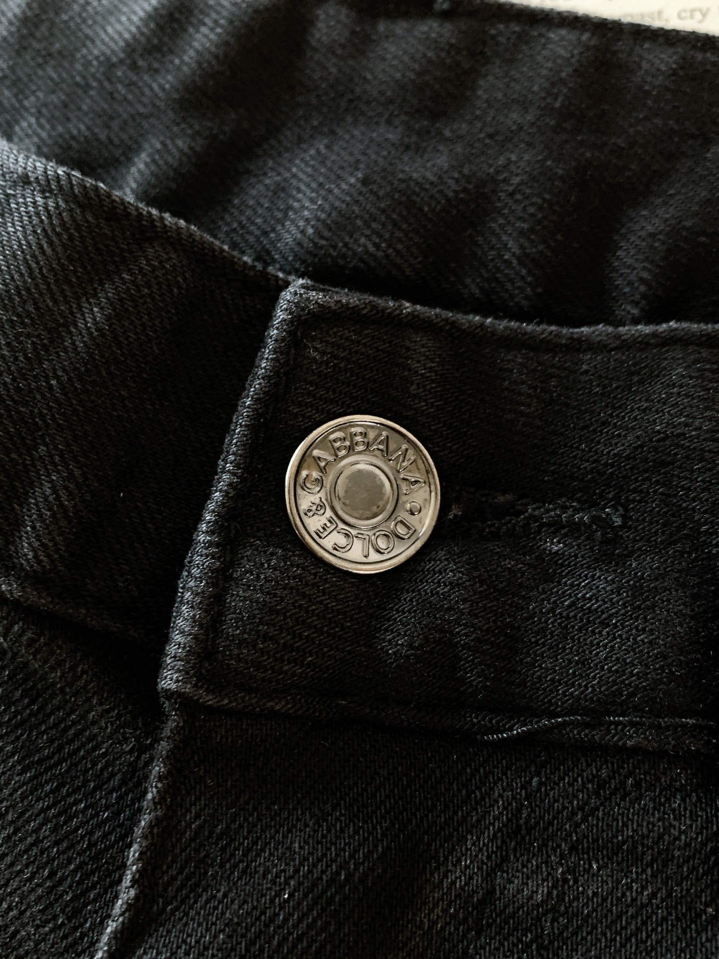 DOLCE&GABBANA 徽章印花直筒牛仔裤👖高支重磅牛仔布料，黑灰水洗做旧质感出众微弹面料舒适不束缚