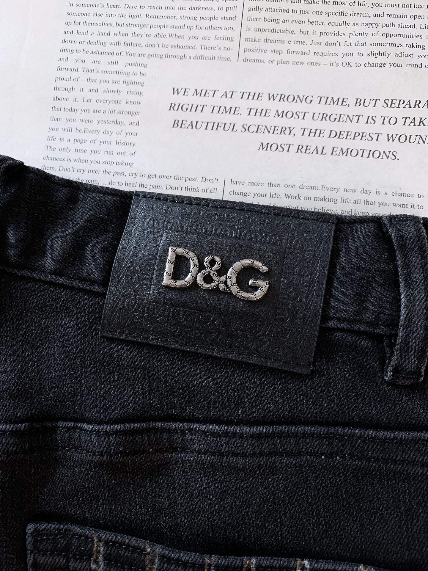 DOLCE&GABBANA 徽章印花直筒牛仔裤👖高支重磅牛仔布料，黑灰水洗做旧质感出众微弹面料舒适不束缚