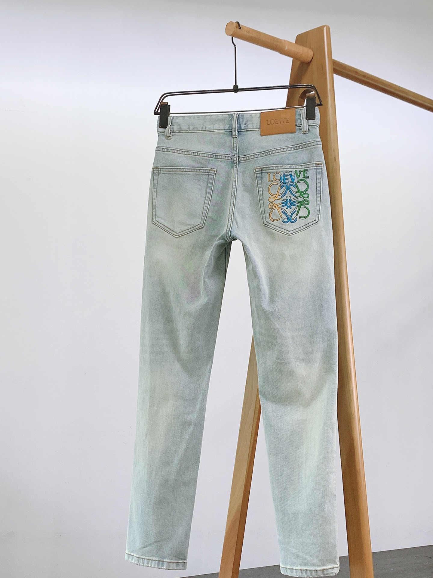 Loewe 罗意威 彩色标识刺绣直筒牛仔裤👖高支重磅牛仔布料，浅蓝水洗做旧质感出众微弹面料舒适不束缚，耐