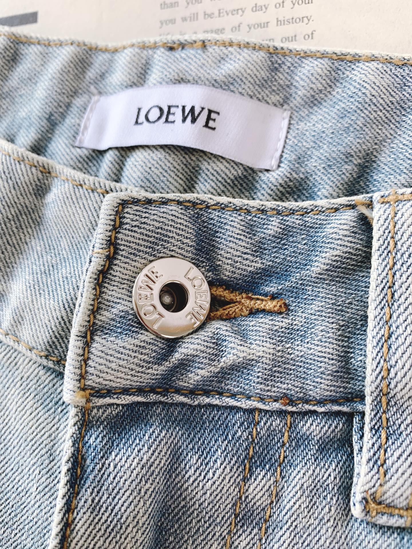 Loewe 罗意威 彩色标识刺绣直筒牛仔裤👖高支重磅牛仔布料，浅蓝水洗做旧质感出众微弹面料舒适不束缚，耐
