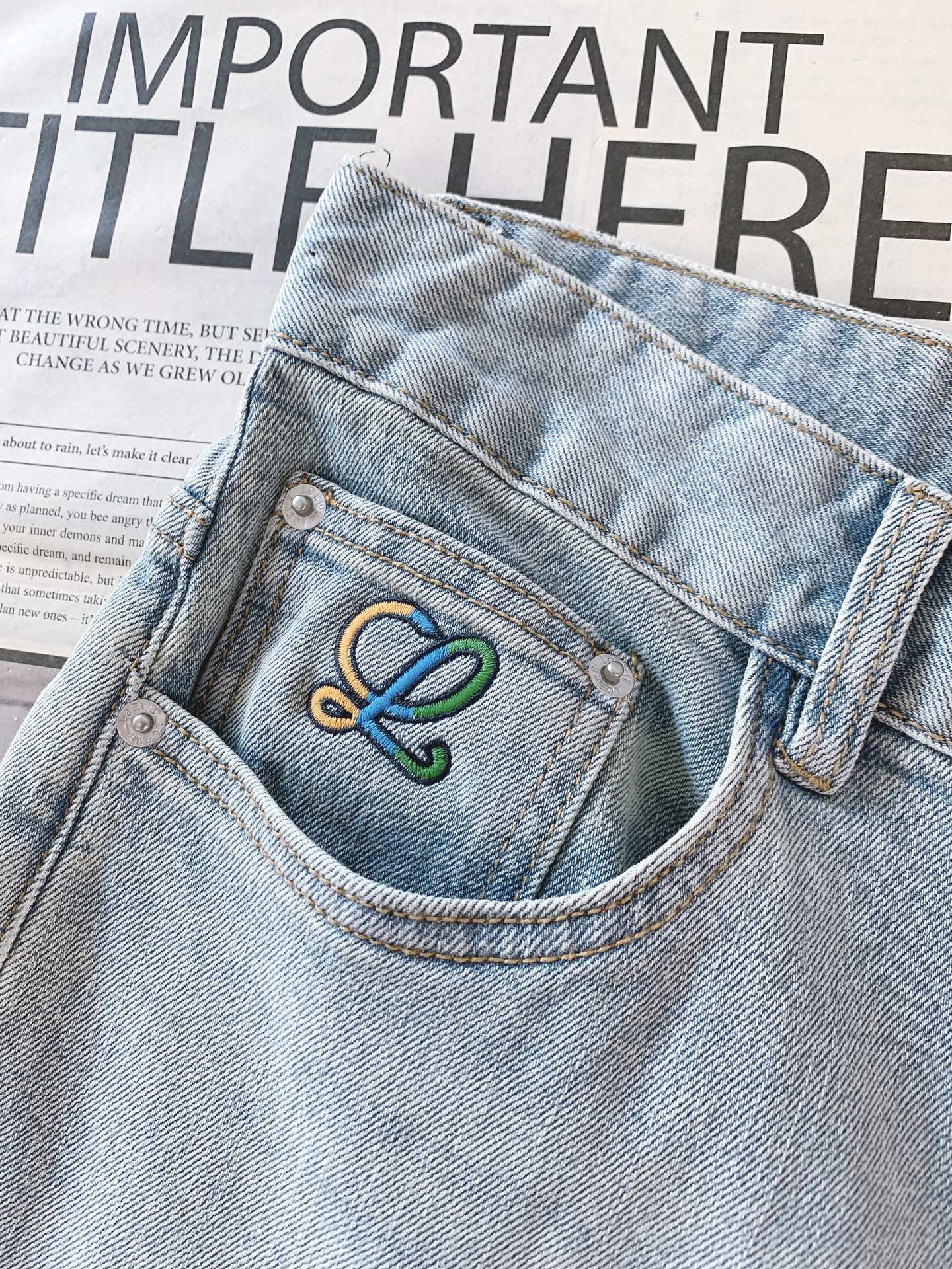 Loewe 罗意威 彩色标识刺绣直筒牛仔裤👖高支重磅牛仔布料，浅蓝水洗做旧质感出众微弹面料舒适不束缚，耐