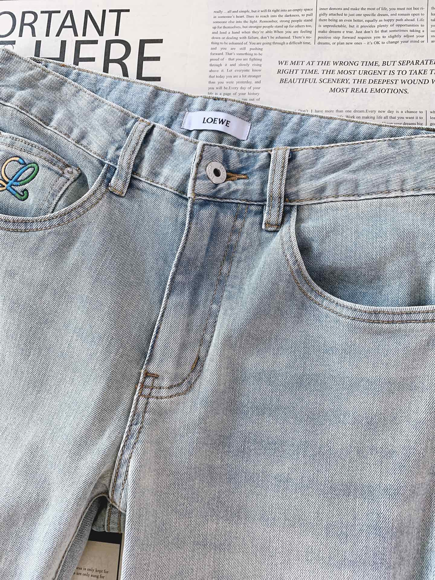 Loewe 罗意威 彩色标识刺绣直筒牛仔裤👖高支重磅牛仔布料，浅蓝水洗做旧质感出众微弹面料舒适不束缚，耐