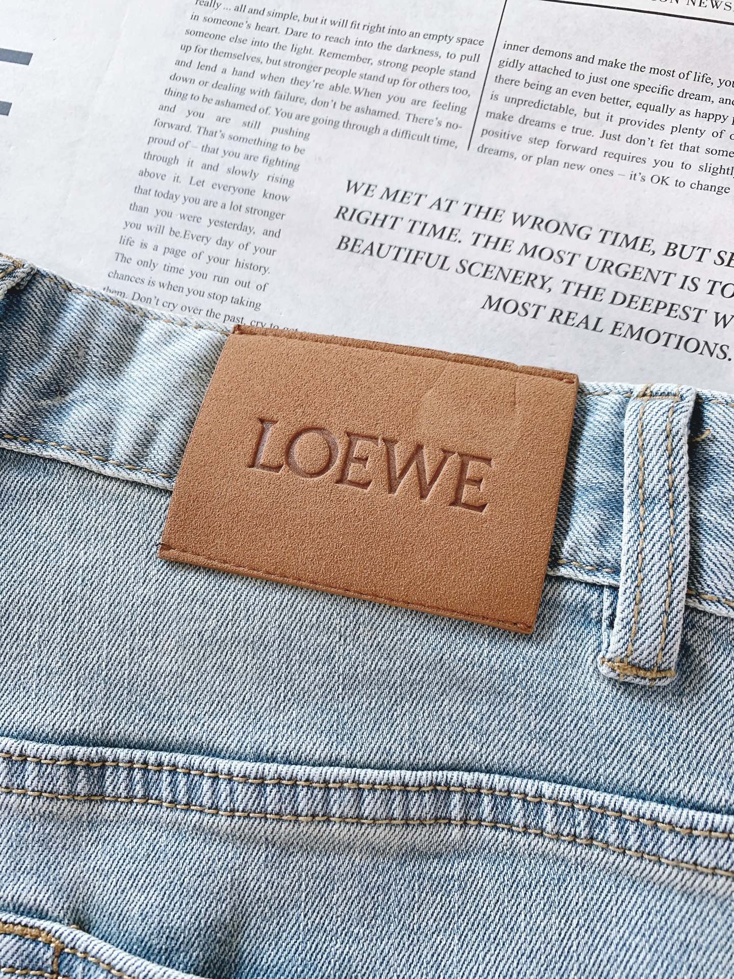 Loewe 罗意威 彩色标识刺绣直筒牛仔裤👖高支重磅牛仔布料，浅蓝水洗做旧质感出众微弹面料舒适不束缚，耐