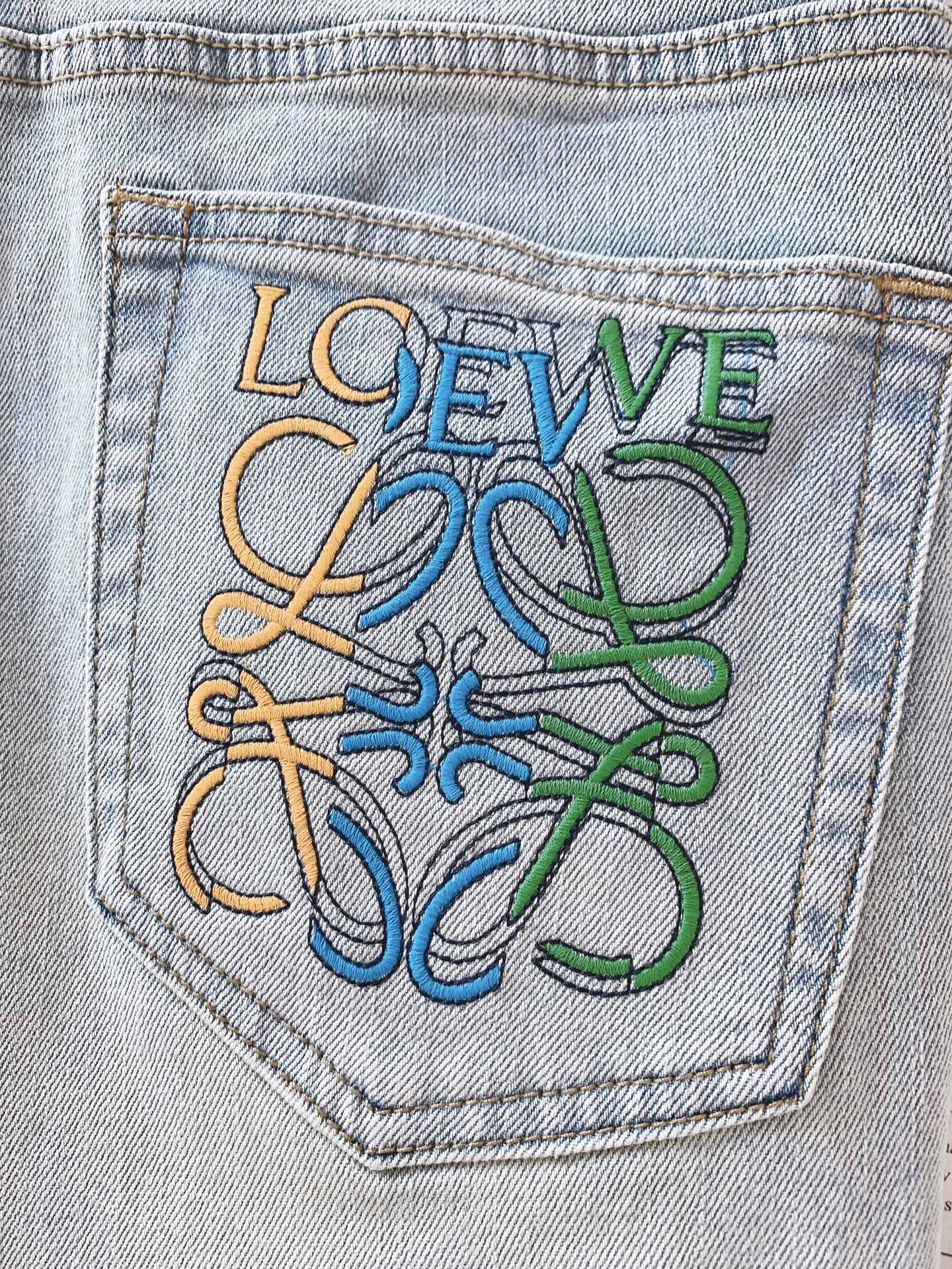Loewe 罗意威 彩色标识刺绣直筒牛仔裤👖高支重磅牛仔布料，浅蓝水洗做旧质感出众微弹面料舒适不束缚，耐