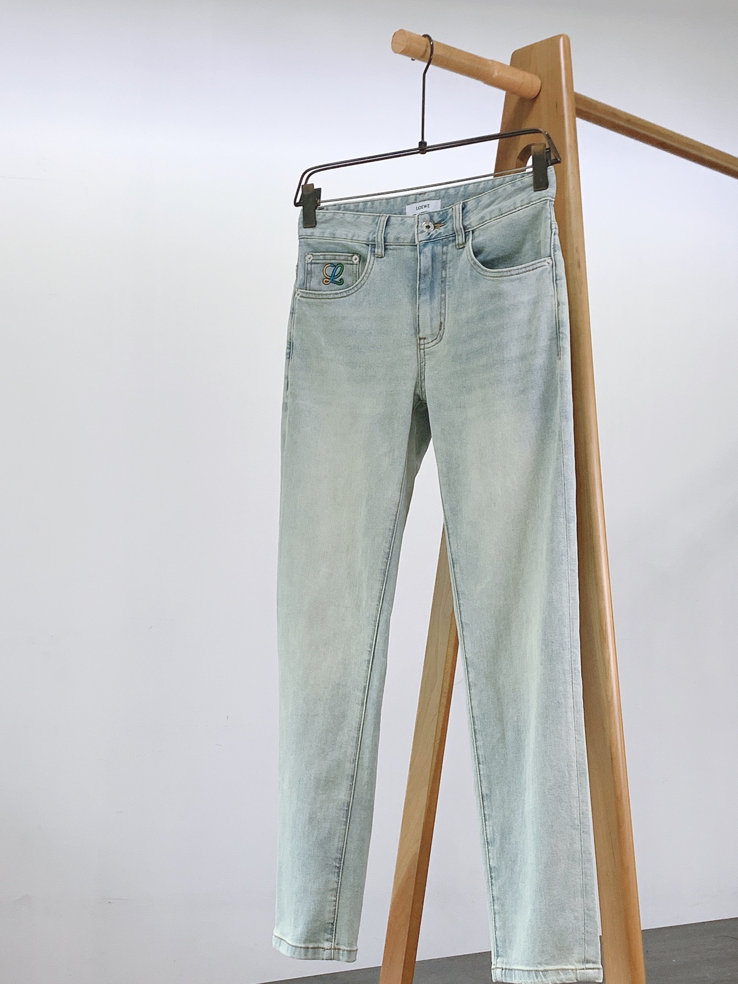 Loewe 罗意威 彩色标识刺绣直筒牛仔裤👖高支重磅牛仔布料，浅蓝水洗做旧质感出众微弹面料舒适不束缚，耐