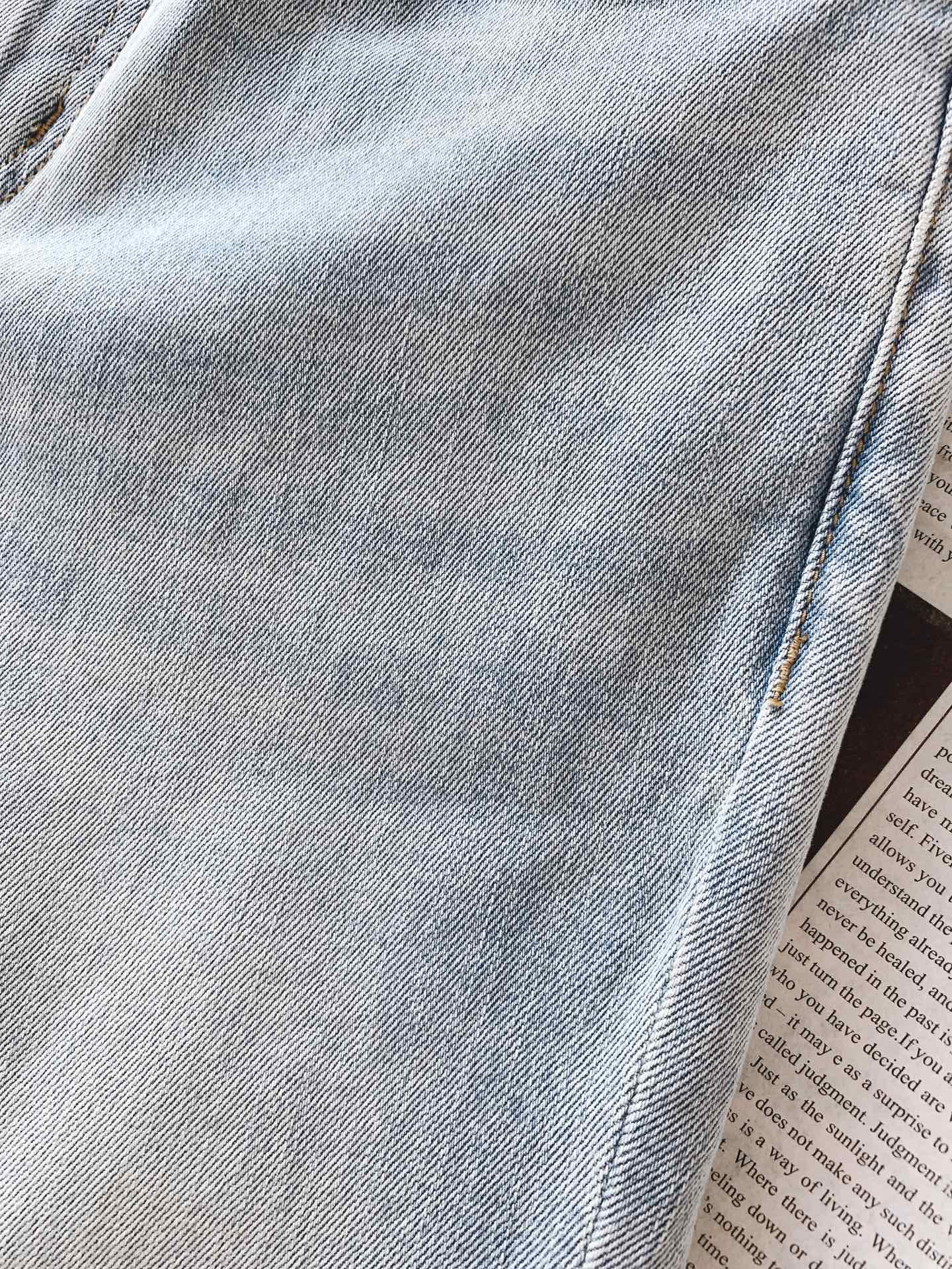 Loewe 罗意威 彩色标识刺绣直筒牛仔裤👖高支重磅牛仔布料，浅蓝水洗做旧质感出众微弹面料舒适不束缚，耐