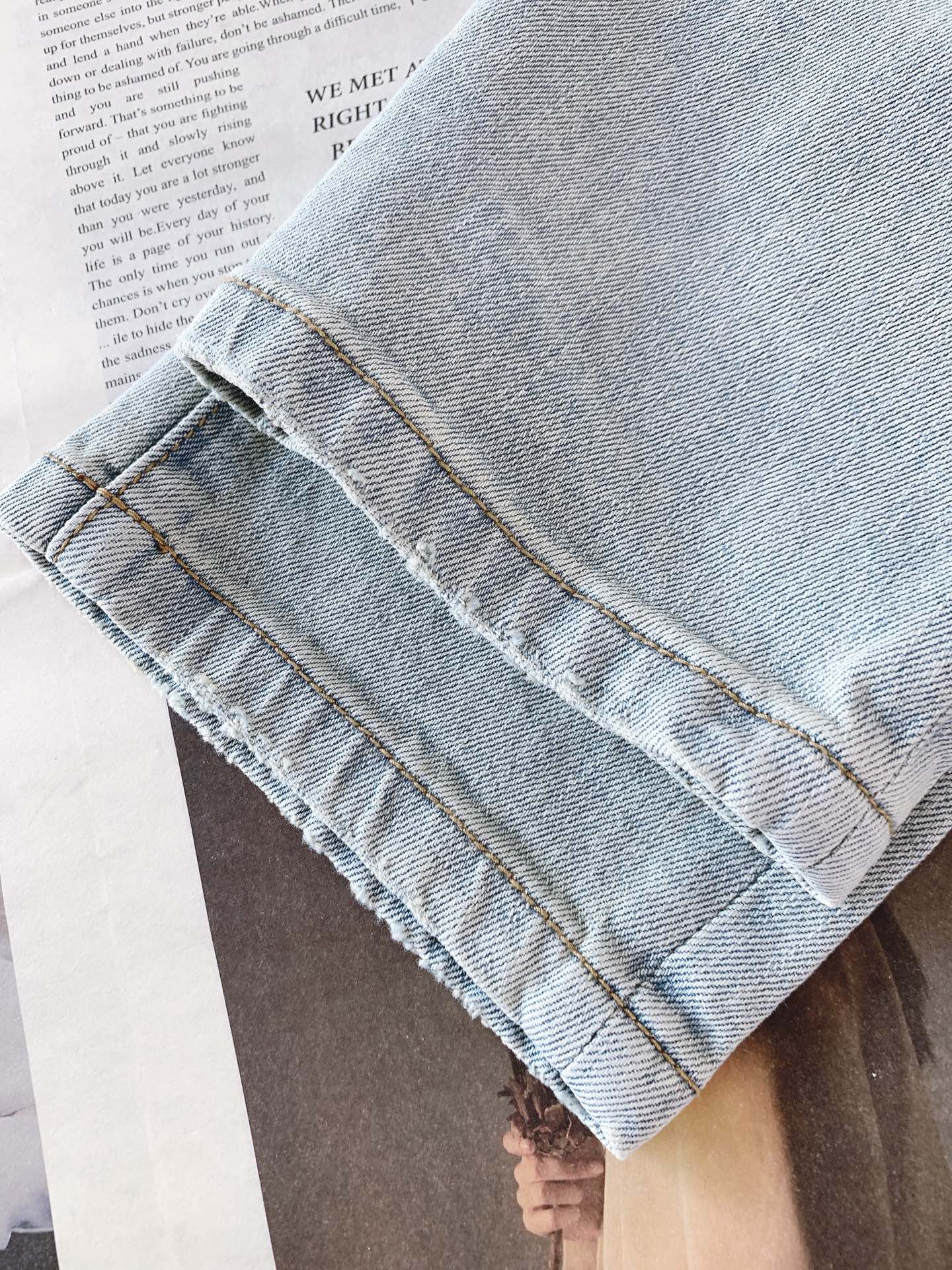 Loewe 罗意威 彩色标识刺绣直筒牛仔裤👖高支重磅牛仔布料，浅蓝水洗做旧质感出众微弹面料舒适不束缚，耐