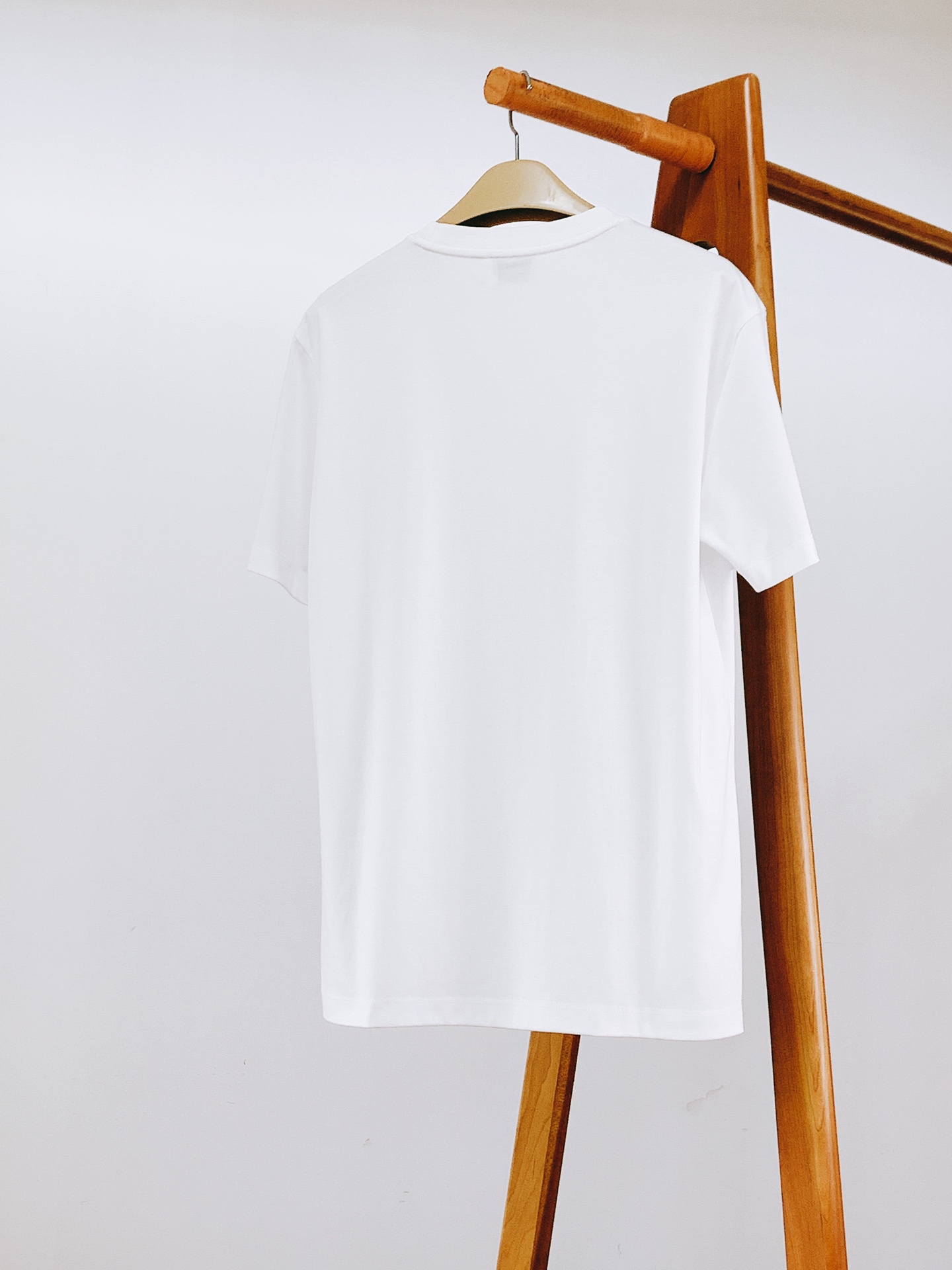 Burberry 巴宝莉 2026SS春夏新品 刺绣战马标识T恤。焕新升级创意元素短T,精简的时尚感搭配