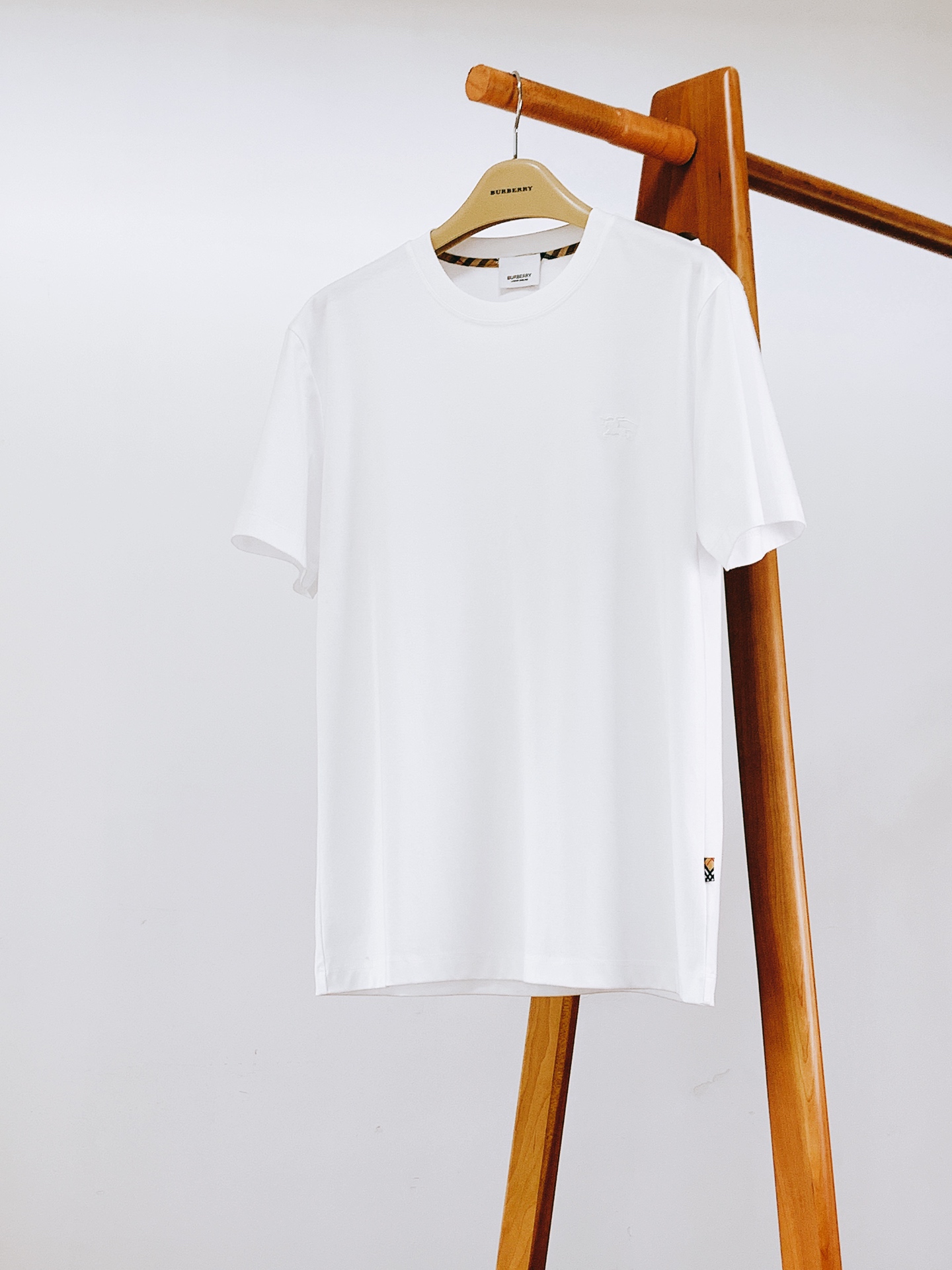 Burberry 巴宝莉 2026SS春夏新品 刺绣战马标识T恤。焕新升级创意元素短T,精简的时尚感搭配