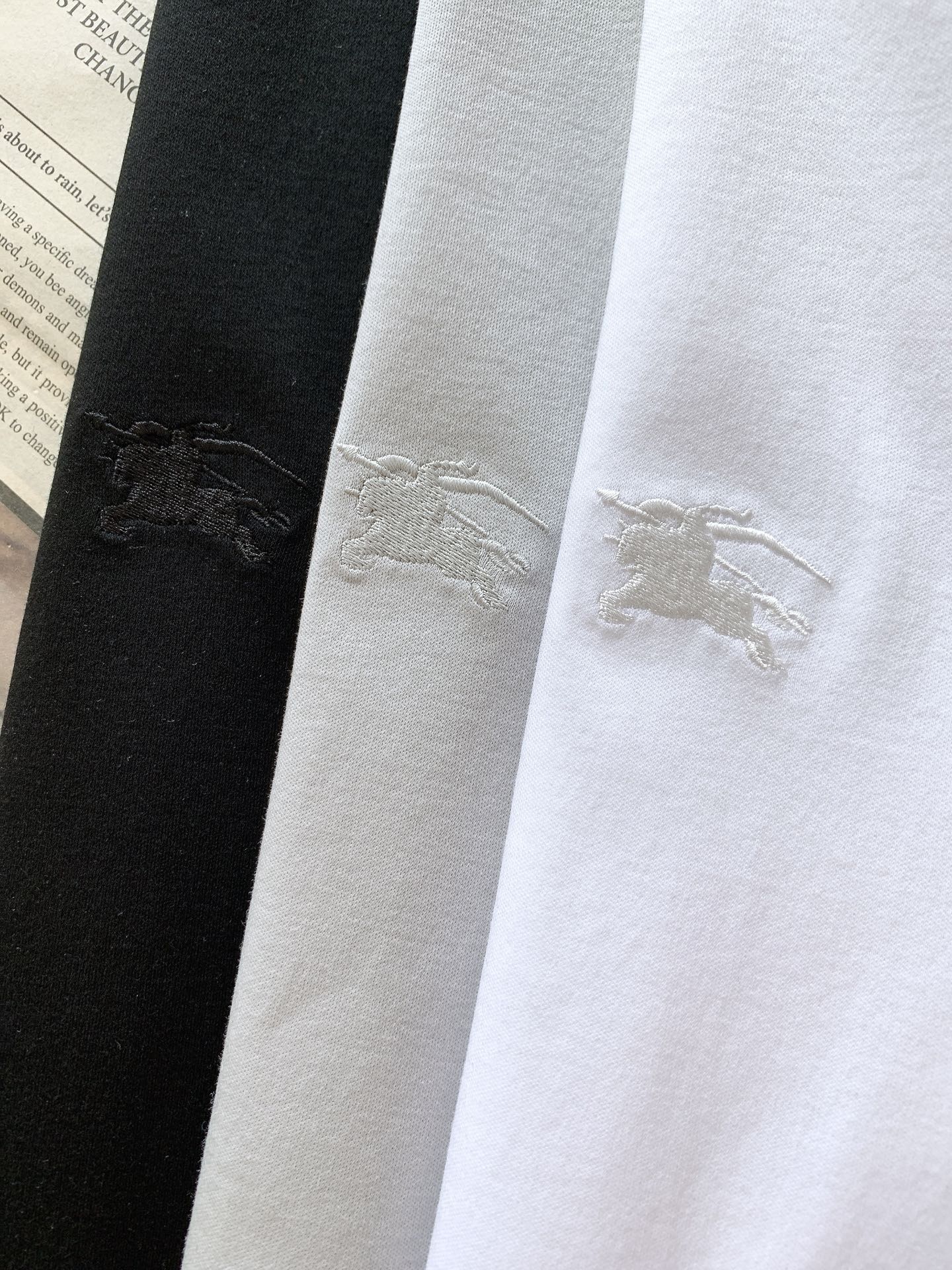 Burberry 巴宝莉 2026SS春夏新品 刺绣战马标识T恤。焕新升级创意元素短T,精简的时尚感搭配