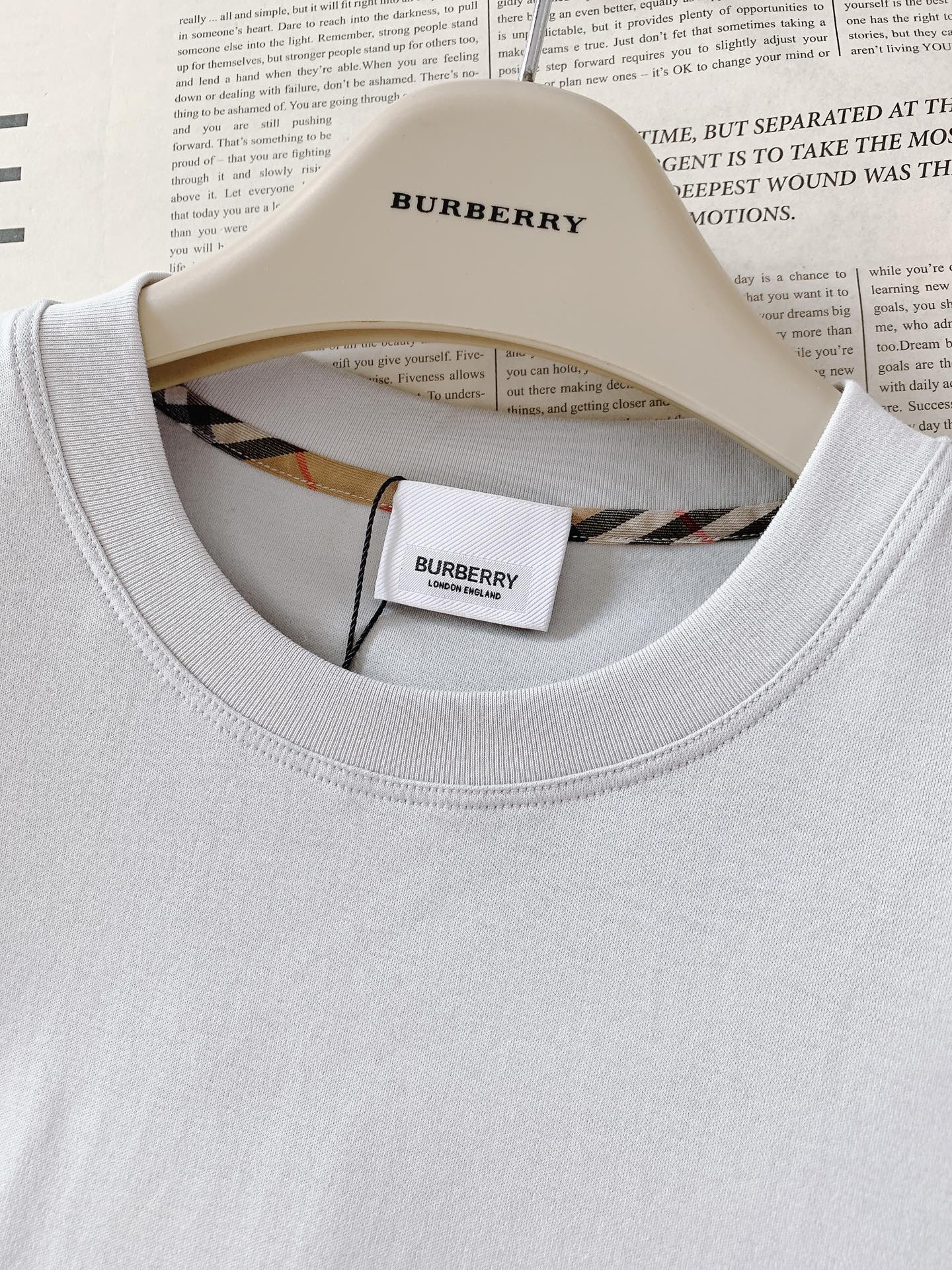 Burberry 巴宝莉 2026SS春夏新品 刺绣战马标识T恤。焕新升级创意元素短T,精简的时尚感搭配