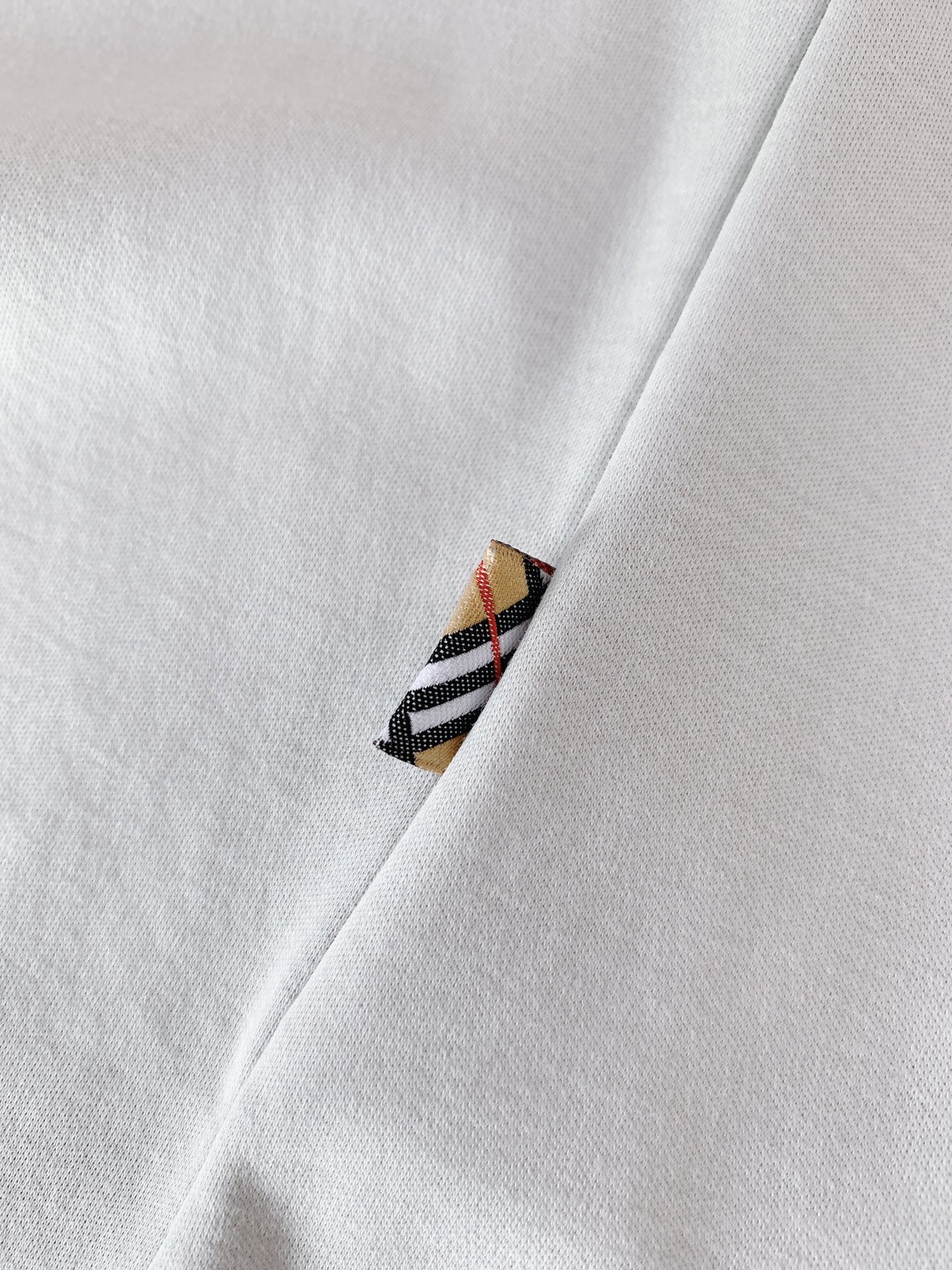Burberry 巴宝莉 2026SS春夏新品 刺绣战马标识T恤。焕新升级创意元素短T,精简的时尚感搭配