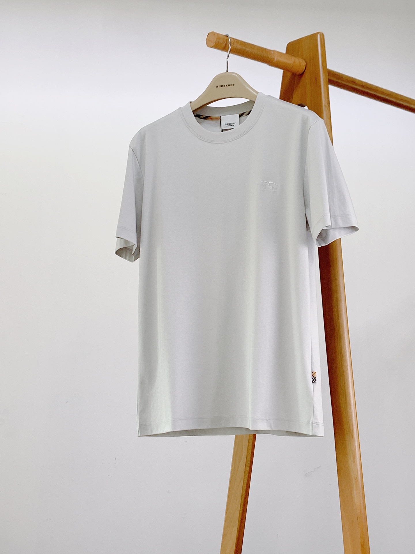 Burberry 巴宝莉 2026SS春夏新品 刺绣战马标识T恤。焕新升级创意元素短T,精简的时尚感搭配