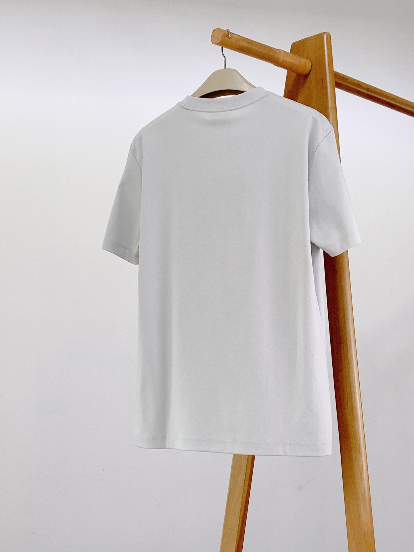 Burberry 巴宝莉 2026SS春夏新品 刺绣战马标识T恤。焕新升级创意元素短T,精简的时尚感搭配