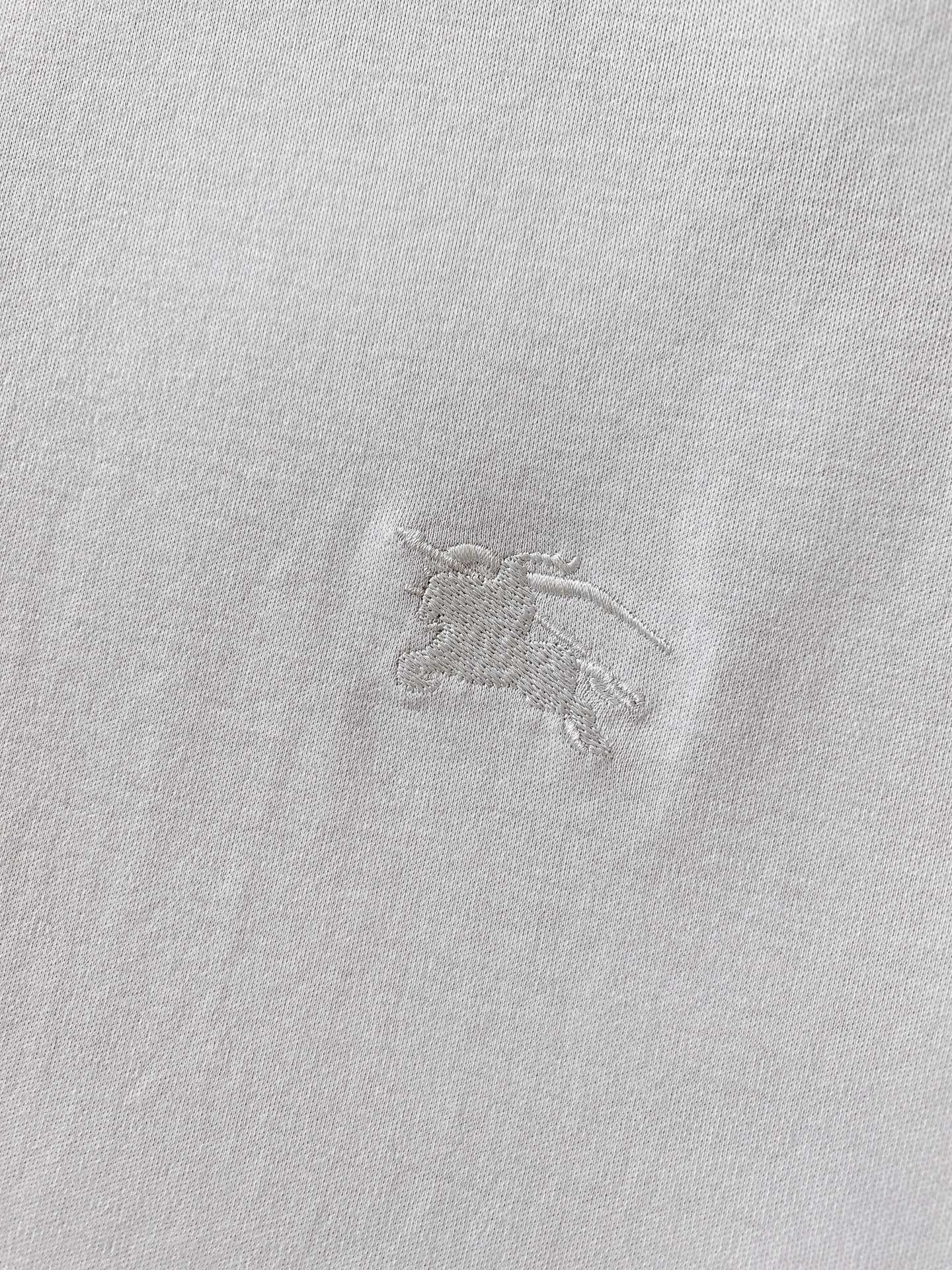 Burberry 巴宝莉 2026SS春夏新品 刺绣战马标识T恤。焕新升级创意元素短T,精简的时尚感搭配