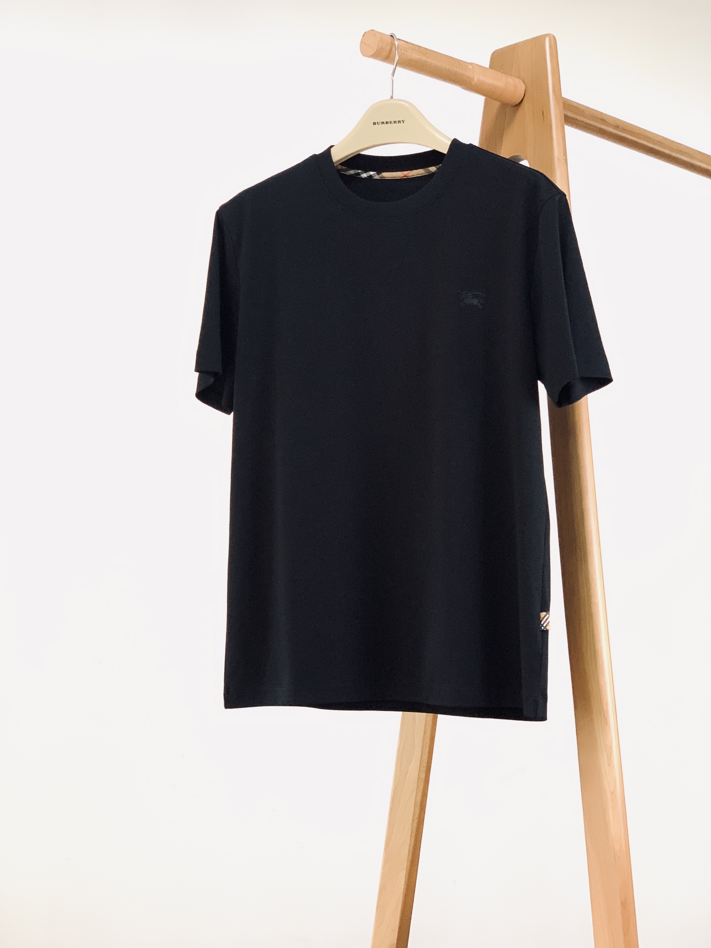 Burberry 巴宝莉 2026SS春夏新品 刺绣战马标识T恤。焕新升级创意元素短T,精简的时尚感搭配