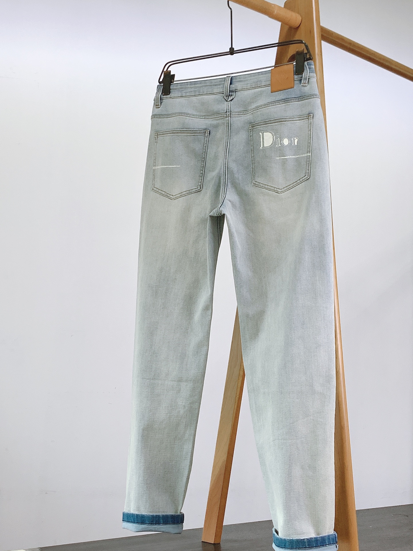 Dior Homme 迪奥·桀傲 2026SS春夏新品 绝美的浅色洗水。夏季柜台cd 26款涂鸦设计牛仔