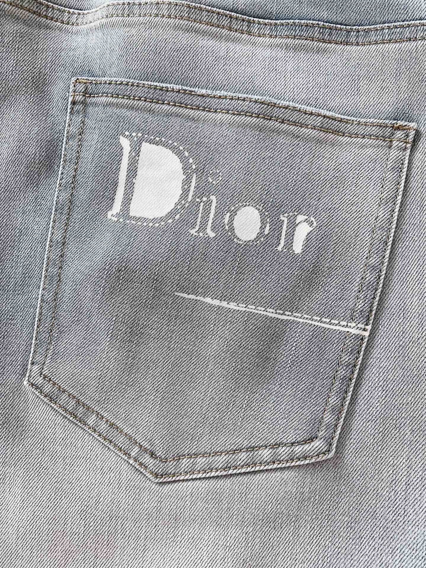 Dior Homme 迪奥·桀傲 2026SS春夏新品 绝美的浅色洗水。夏季柜台cd 26款涂鸦设计牛仔