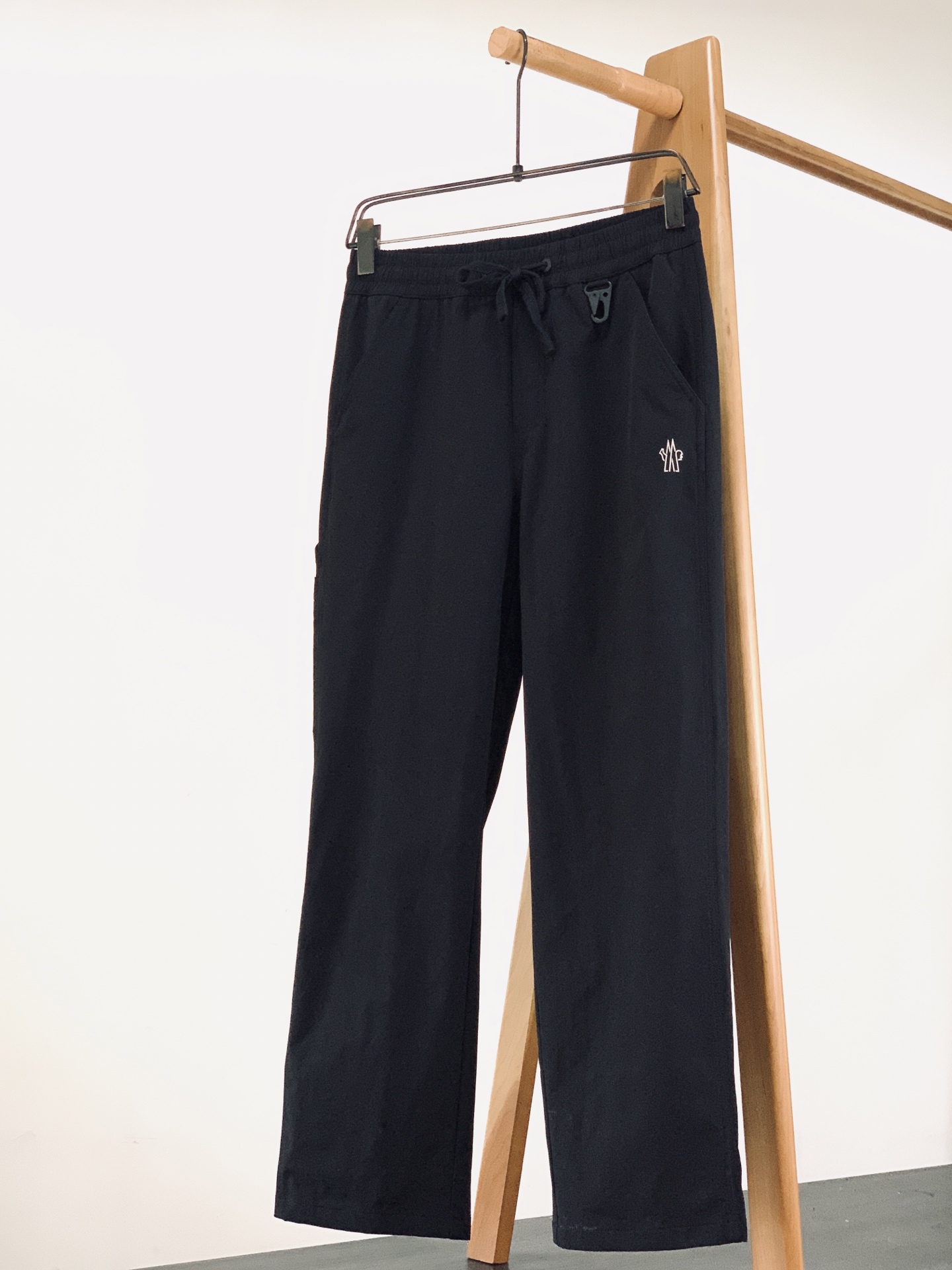 Moncler 蒙口 2026SS春夏新品 黑色松紧休闲裤时尚系列，独特设计，抽绳休闲长裤 订纱开始订染