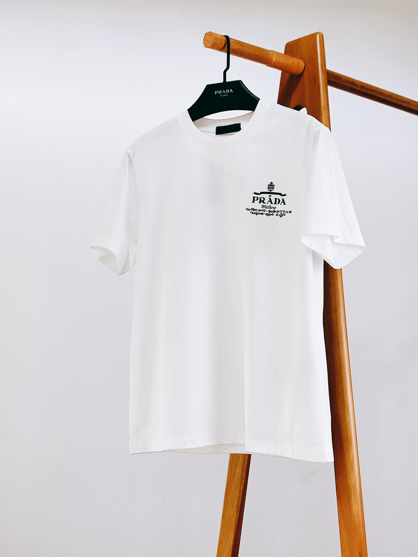 Prada 普拉达 2026SS春夏新品 复古徽章印花短袖👕高支精梳棉面料软糯透气，垂坠感绝了，上身亲肤